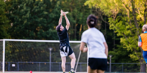 Spieler und Spielerin beim Ultimate frisbee