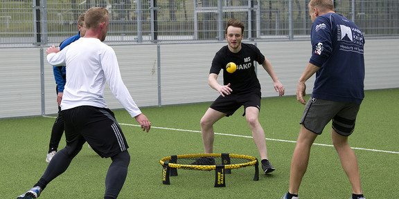 Menschen beim Spikeball spielen