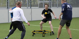 Menschen beim Spikeball spielen