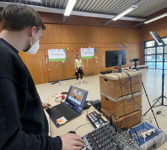 Niklas Buxot bedient das professionelle Equipment zum Streaming von Online-Kursen