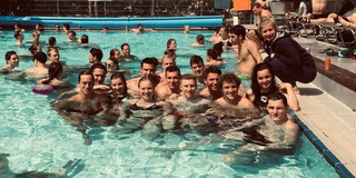 Menschen im Pool, die an der DHM Schwimmen teilgenommen haben