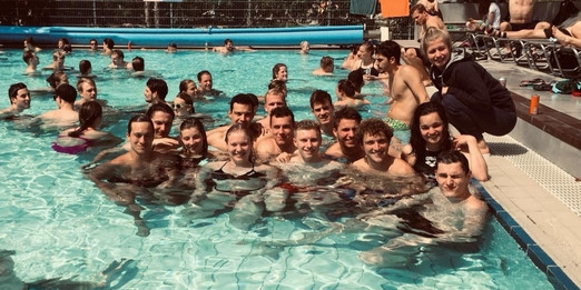 Menschen im Pool, die an der DHM Schwimmen teilgenommen haben