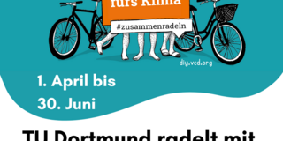 Alternativ-Text: Menschen halten vor Fahrrädern ein Schild auf dem steht: Aufsatteln fürs Klima. Text: TU Dortmund radelt mit - Fahrrad-Kilometer-Sammel-Wettbewerb - 1. April bis 30. Juni