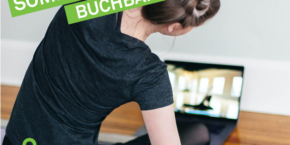 Frau auf Yoga-Matte vor Laptop