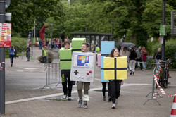 Als Gameboy und verschiedene Tetris-Blöcke verkleidete Läuferinnen und Läufer