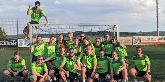 Gruppenbild der Handballer*innen vom Turnier im Sauerland