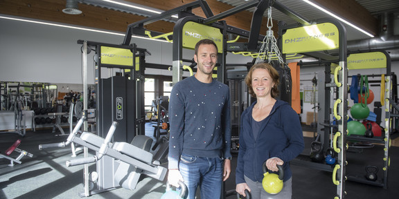Christoph Edeler und Pia Levin-Schröder vor dem neuen Functional Tower im Fitnessförderwerk. 