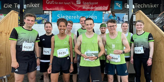 Die Läufer*innen des Teams Dortmund freuen sich über den 1. Platz beim Leonardo-Campus-Run in Münster