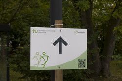 Wegweiser mit Campuslauf-Logo