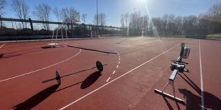 Outdoor-Fitnessboxen auf dem Tartanplatz