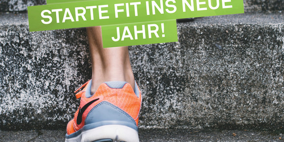 Fuß in Laufschuh auf Treppe mit Titel "Gute Vorsätze - Starte fit ins neue Jahr"