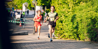 Zwei Läufer beim Campuslauf 