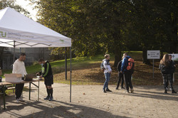 Läufer*innen stehen am HSP-Pavillon