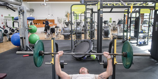FFW-Trainer Robin beim Bankdrücken 