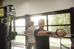 Workout am Functional Tower FFW-Trainer zeigen Rotationsübungen am Functional-Tower