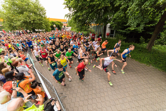 Zahlreiche Läuferinnen und Läufer kurz nach dem Start des Campuslauf 