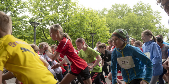 Läufer*innen starten den 2,5 km Lauf