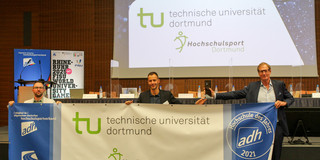 Christoph Edeler, Leiter des Hochschulsports und sein Stellvertreter Maximilian Roeren nehmen die Auszeichnung "Hochschule des Jahres" des adh entgegen