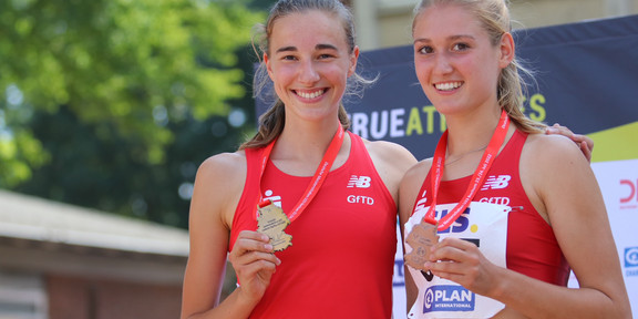 Verena Meisl und Rahel Brömmel halten ihre Medaillen in die Kamera
