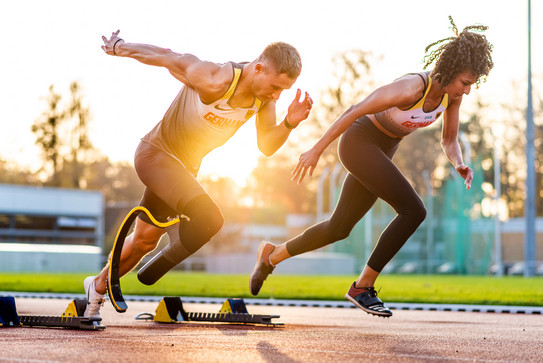 Leichtathleten Felix Streng und Jessie Maduka kurz nach dem Start aus einem Startblock
