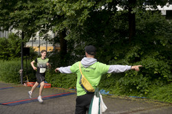 Ein HSP-Mitarbeiter weist einem Läufer beim Campuslauf die Richtung