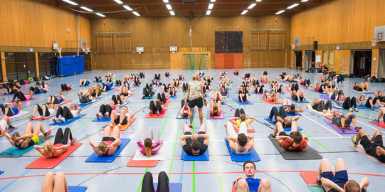 Sportkurs in Turnhalle