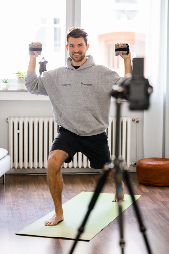 Fitnesstrainer vor Kamera 