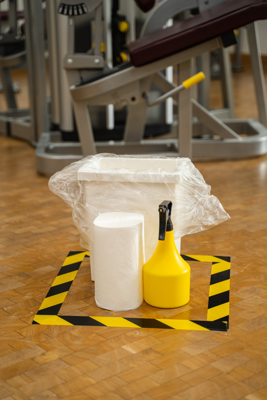 Station mit Desinfektionsmittel, Papiertüchern und Mülleimer im FFW