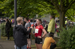 Moderator interviewt Läuferin beim Campuslauf im Ziel