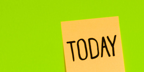 Gelbes Post-It mit "Today" darauf auf grünem Hintergrund 