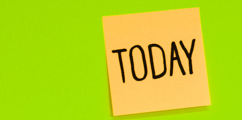 Gelbes Post-It mit "Today" darauf auf gr&uuml;nem Hintergrund 