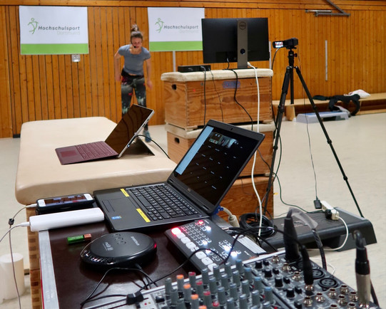 Streaming Equipment und Kursleiter vor dem Online-Kurs