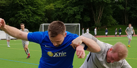 Spieler der Campusliga im Trikot im Zweikampf 