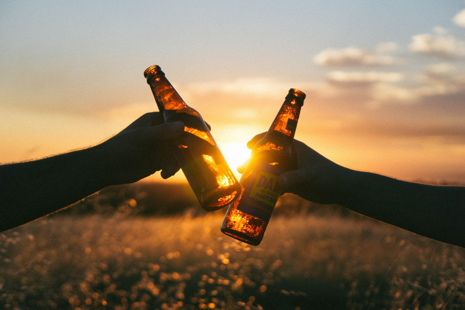 Zwei Bierflaschen bei Sonnenuntergang