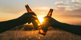 Zwei Bierflaschen bei Sonnenuntergang