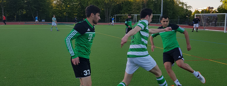 Spieler der Campusliga im Trikot mitten im Spiel