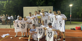 Siegerfoto des Campusliga-Gewinners 1. FC Hanfdampf mit dem Wanderpokal, den Meister T-Shirts und dem Getränke-Gutschein