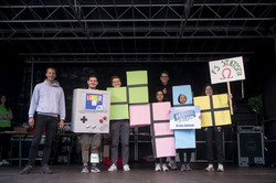 Preisverleihung für das beste Kostüm: Team Tetris steht auf der Bühne. Die Läufer*innen sind als Gameboy und als verschiedene Tetris-Blöcke verkleidet.