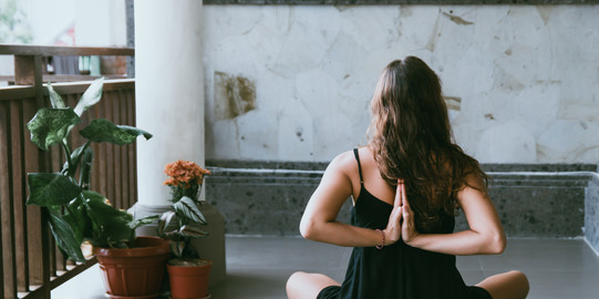 Frau zu Hause auf Yoga-Matte