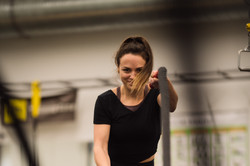 Battleropes Frau trainiert an den Battleropes